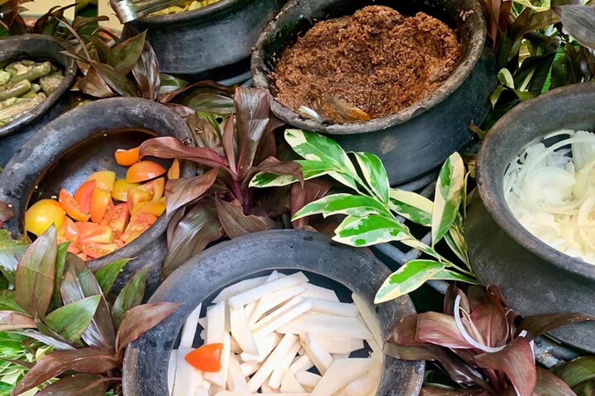 sekumpulan mangkuk yang diisi dengan pelbagai jenis makanan