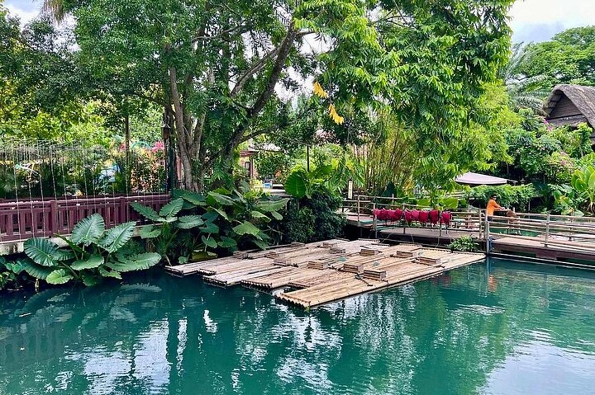 kolam air dengan jambatan kayu di dalamnya