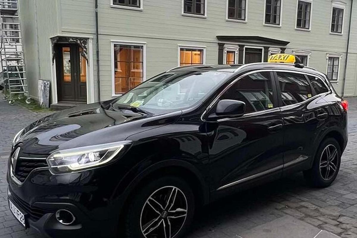 una Smart nera parcheggiata davanti a un edificio
