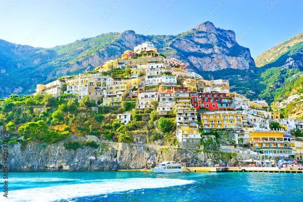 Un pueblo en una colina sobre el agua - foto de stock