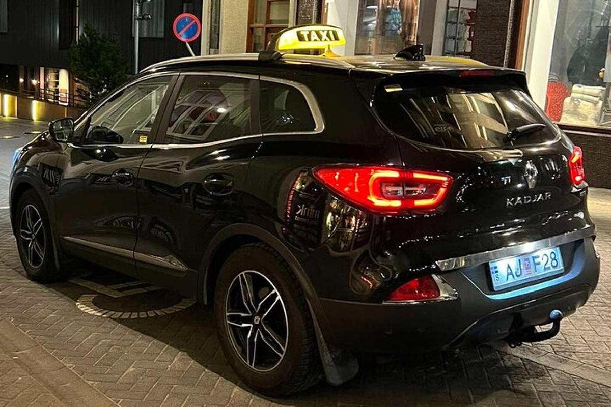 černé auto zaparkované na kraji ulice