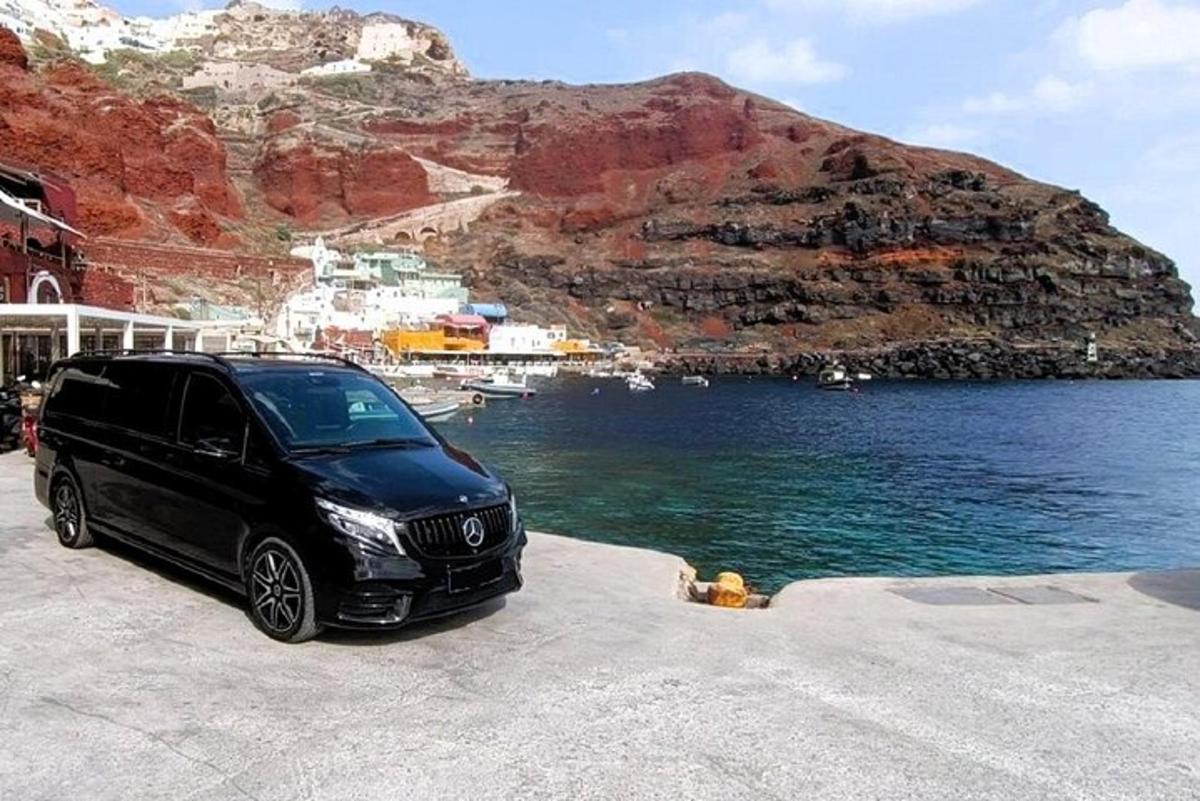 ένα μαύρο αυτοκίνητο παρκαρισμένο δίπλα σε ένα υδάτινο σώμα