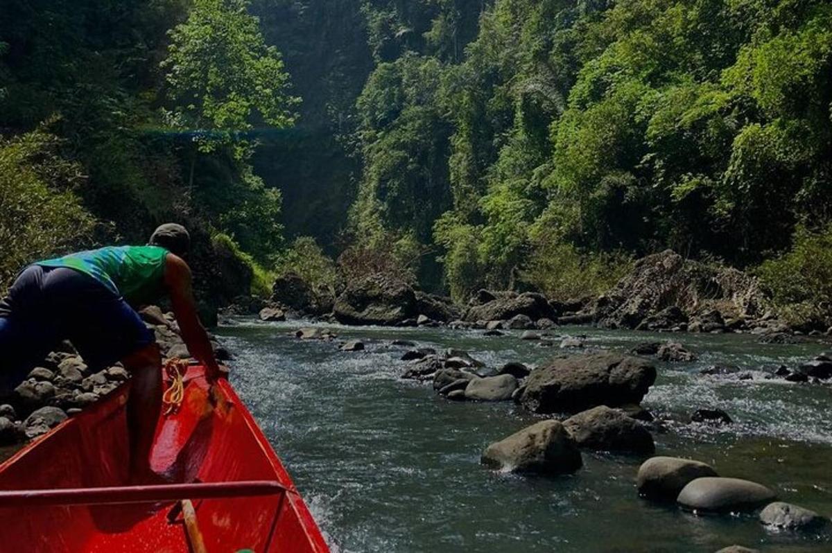 un uomo su una barca rossa in un fiume