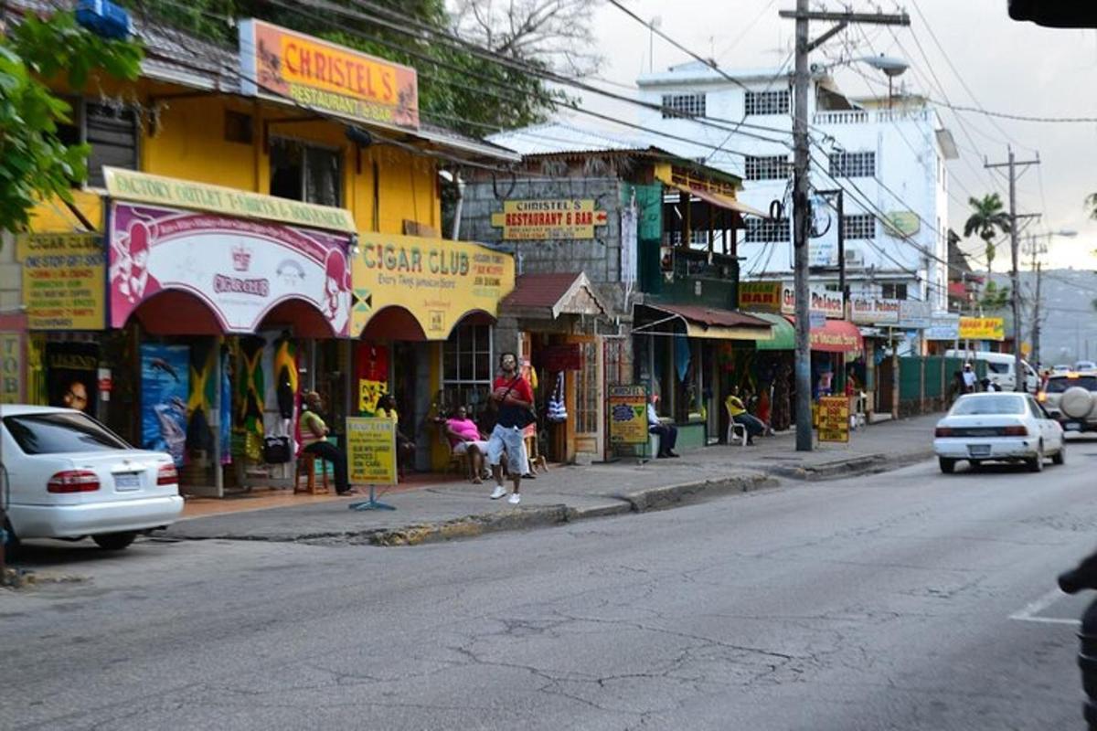 Una calle de la ciudad con gente caminando por la acera.