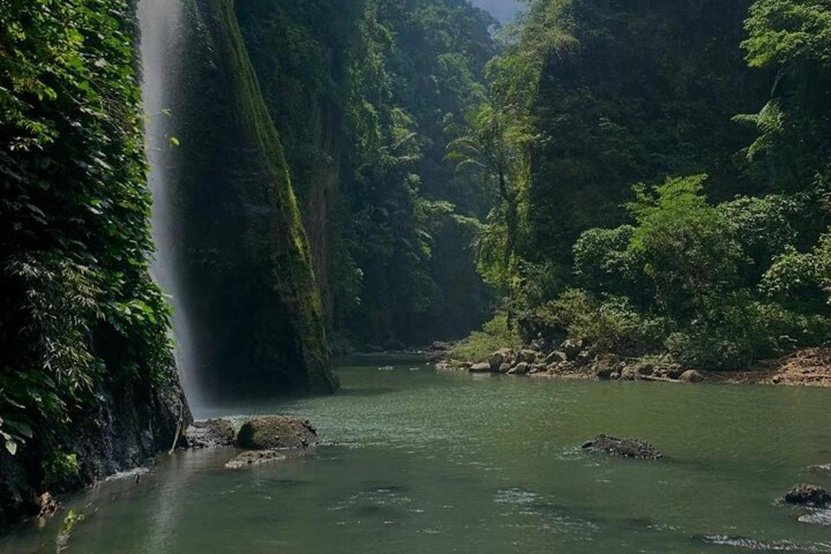 una cascata in mezzo a un fiume