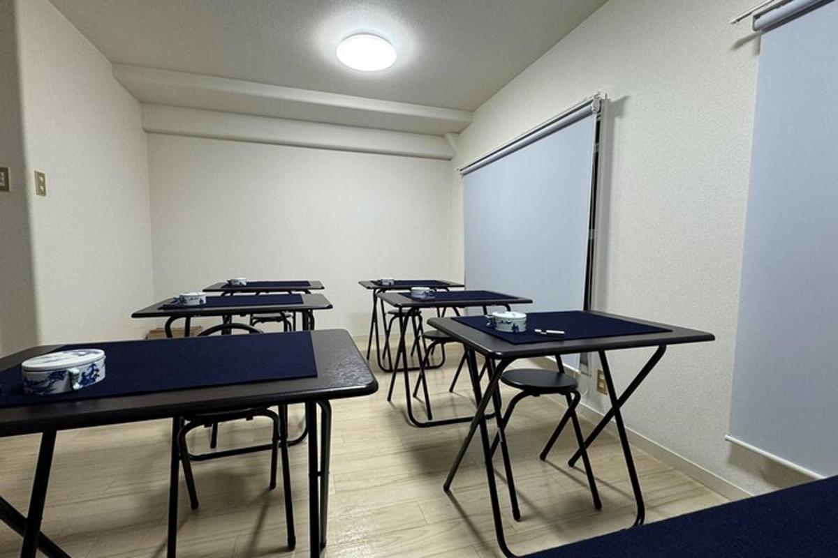 una filera de taules en una habitació amb finestra