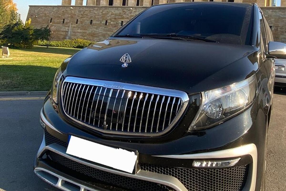 černé auto je zaparkované na parkovišti