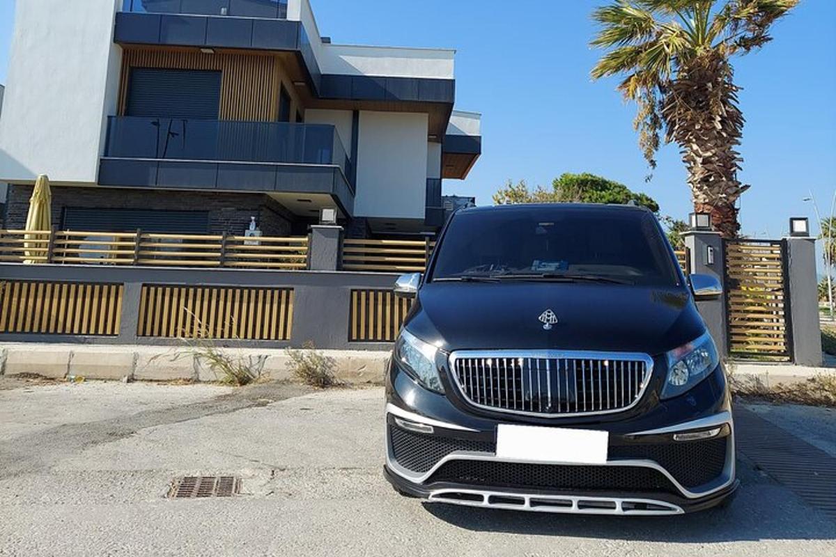 un'auto nera parcheggiata davanti a un edificio