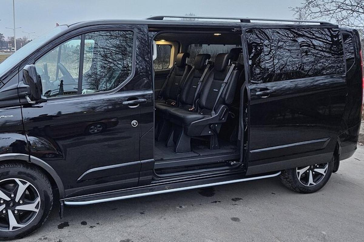 Una camioneta negra con la puerta abierta en un estacionamiento