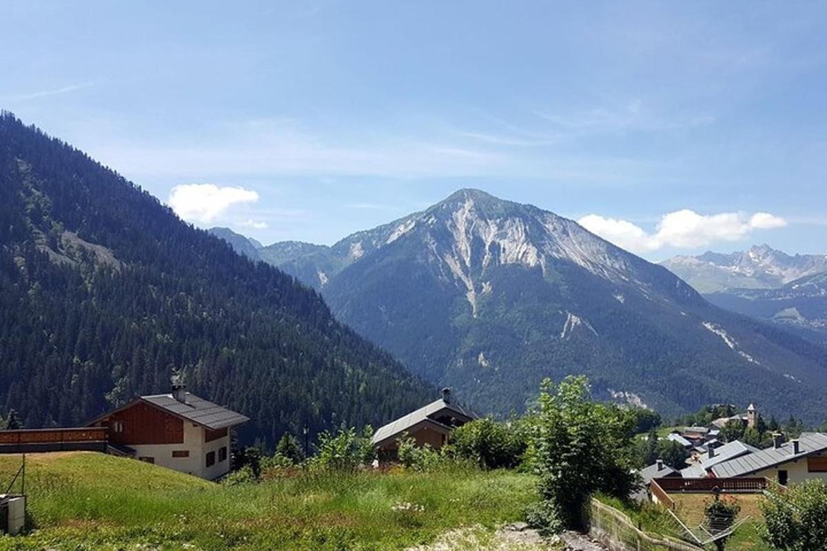 uma vista de uma cadeia de montanhas com casas e montanhas