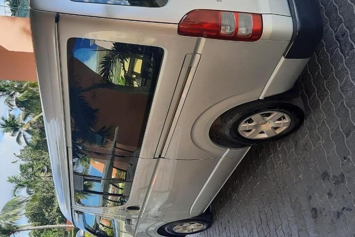 zadní pohled na auto s otevřenými dveřmi