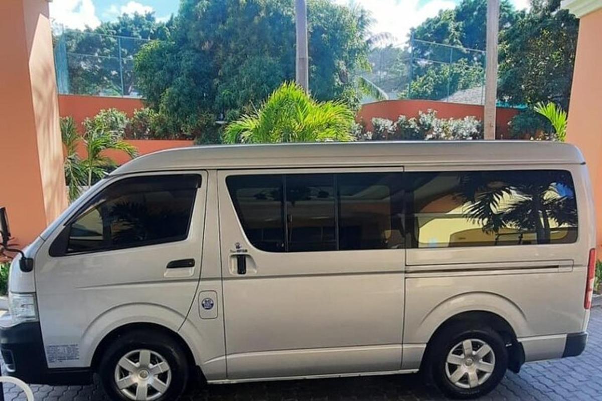 bel kombi parkiran pred stavbo