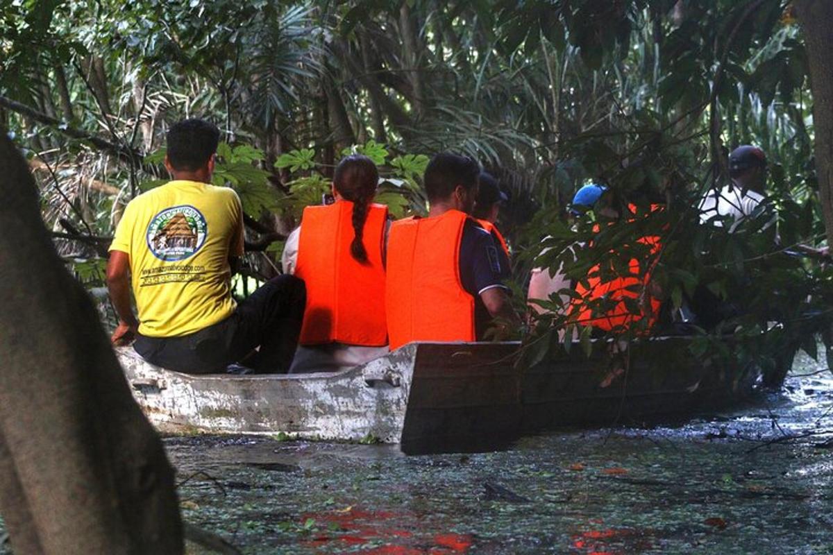 un gruppo di persone sedute su una barca su un fiume