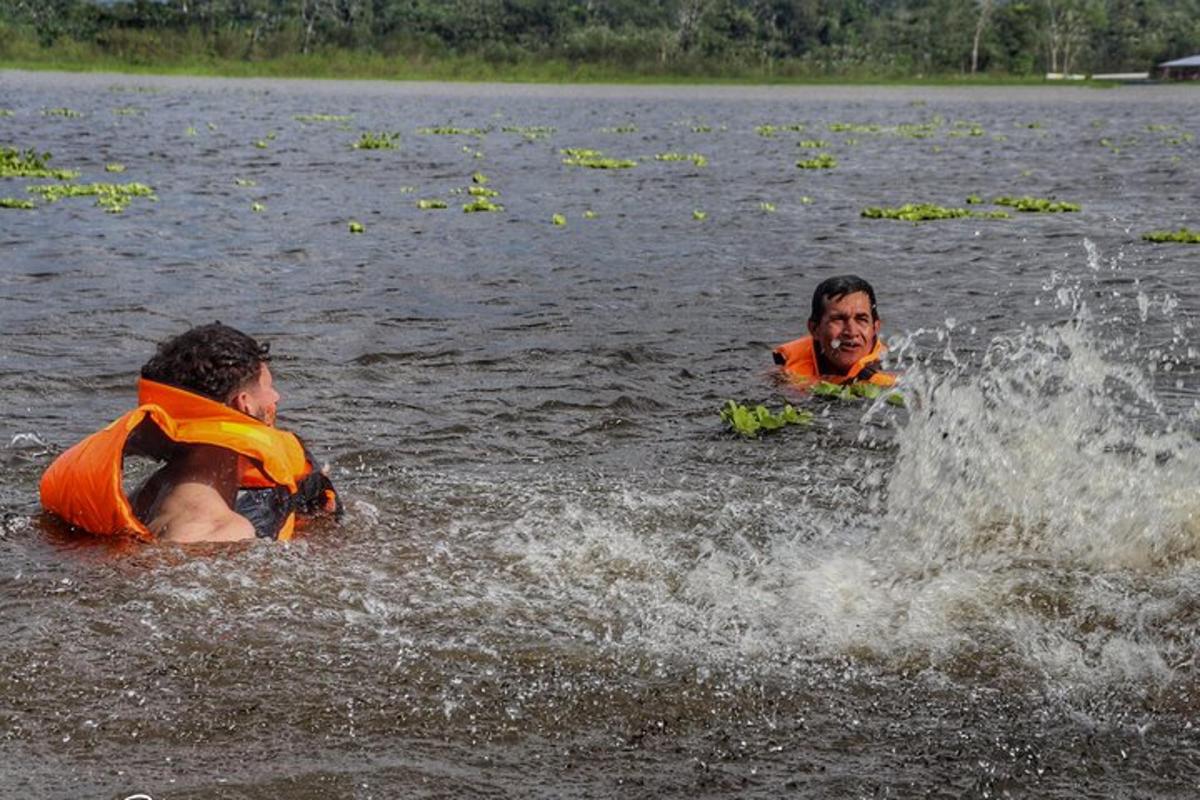 due persone in un lago che indossano giubbotti di salvataggio