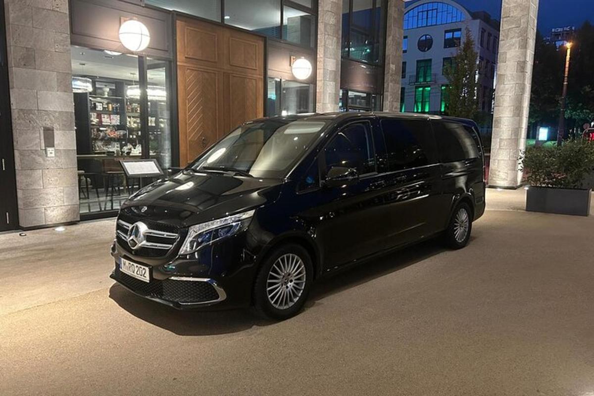 černé auto zaparkované před budovou