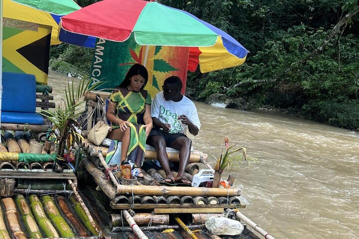 un uomo e una donna seduti su una zattera su un fiume