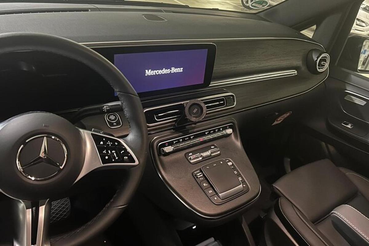 pohled na palubní desku vozu Mercedes Benz