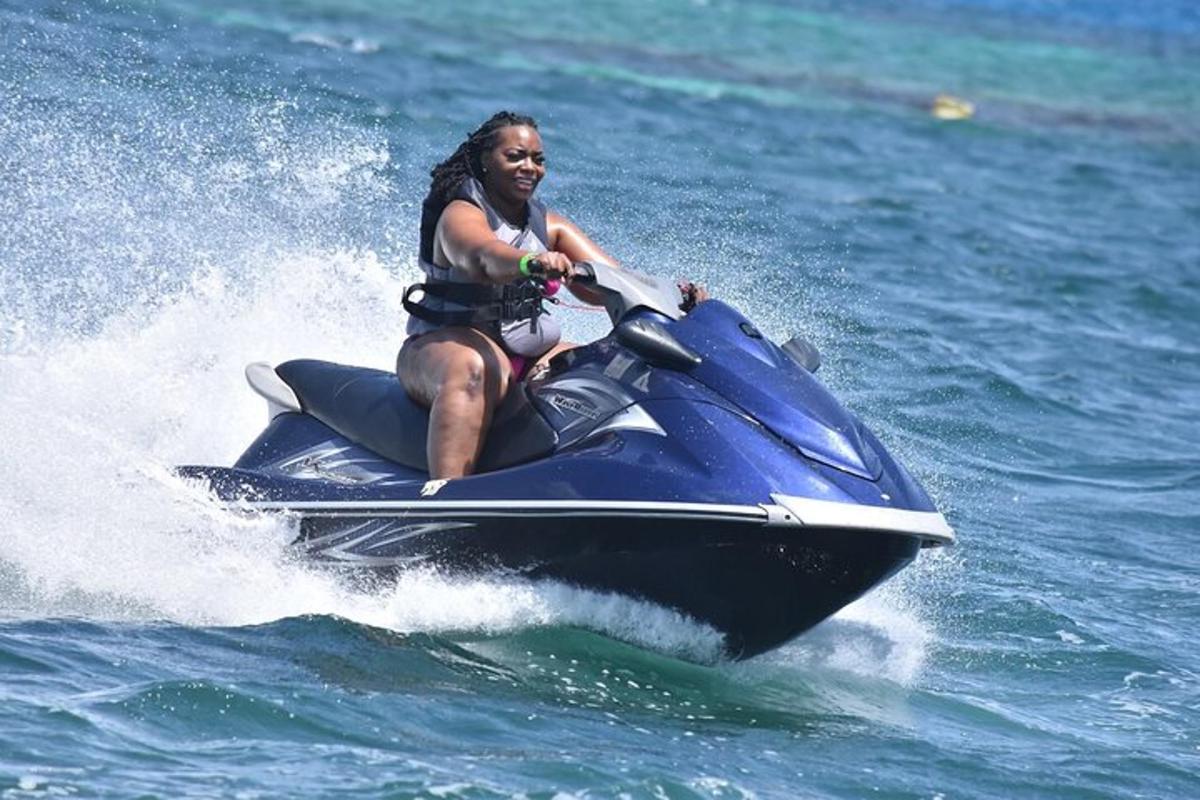 uma mulher andando de jet ski na água