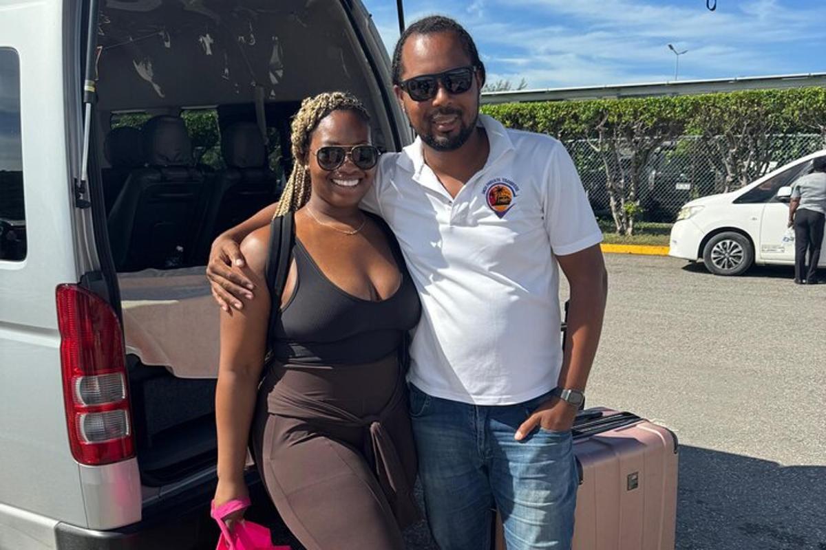 Un hombre y una mujer de pie junto a una camioneta