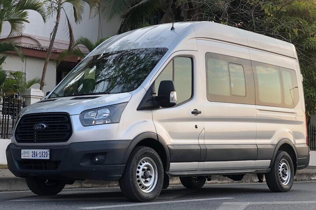 sebuah van putih diletakkan di tempat letak kereta