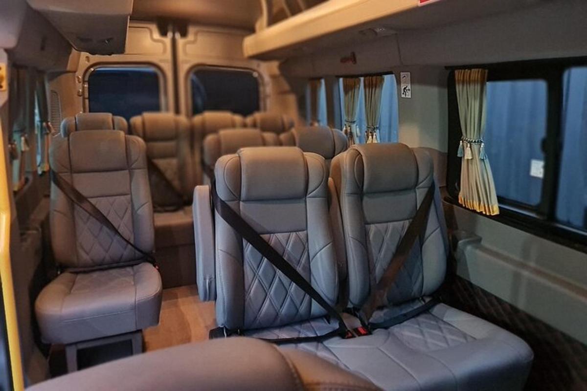 pemandangan tempat duduk belakang sebuah van
