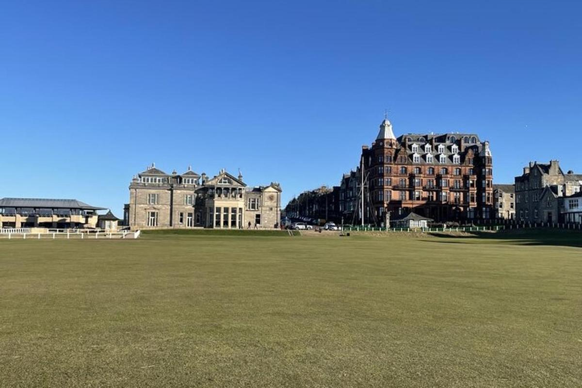 un grande campo erboso di fronte a un grande edificio