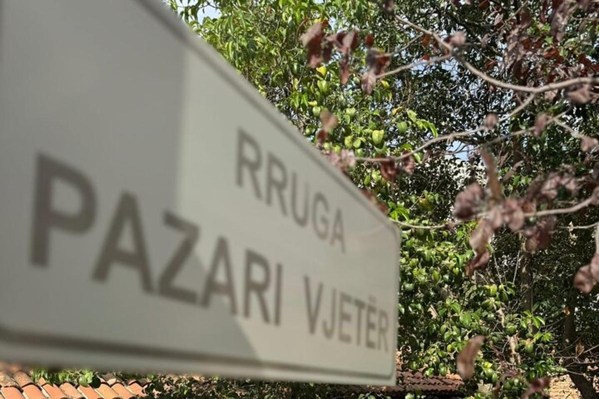 cedule s nápisem parlez pasar vittoria vedle stromu