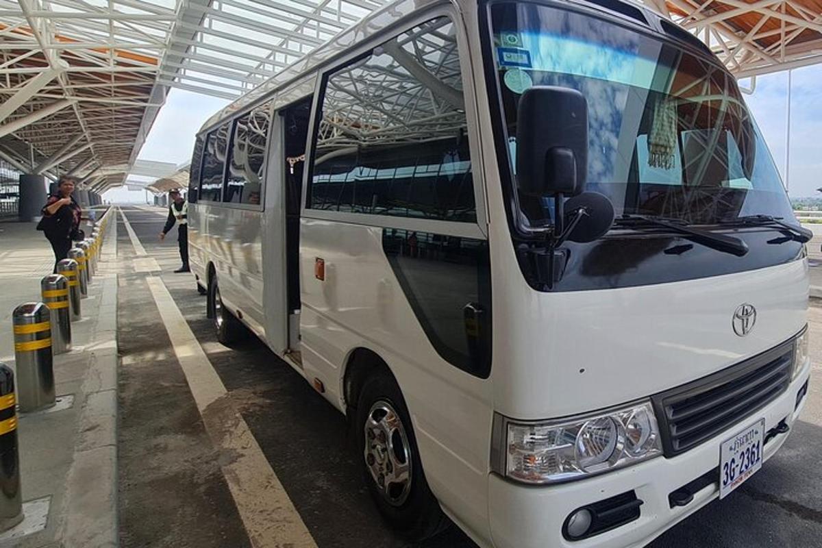 sebuah bas putih diletakkan di sebuah bangunan