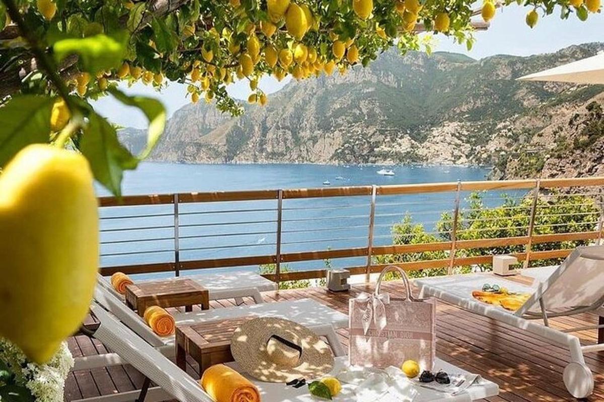 uma mesa na varanda com vista para a água