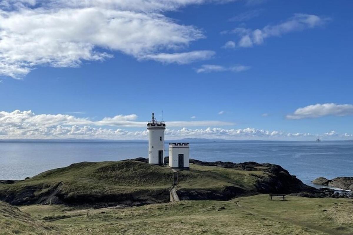 un faro in cima a una piccola isola nell'oceano