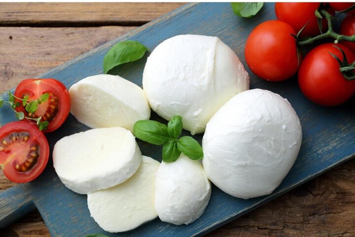 um prato azul com cebolas e tomates sobre uma mesa