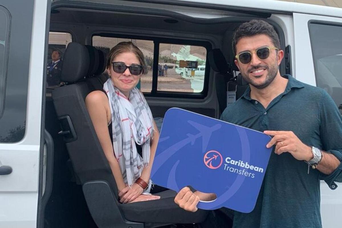 Un hombre y una mujer de pie en la parte trasera de una camioneta.