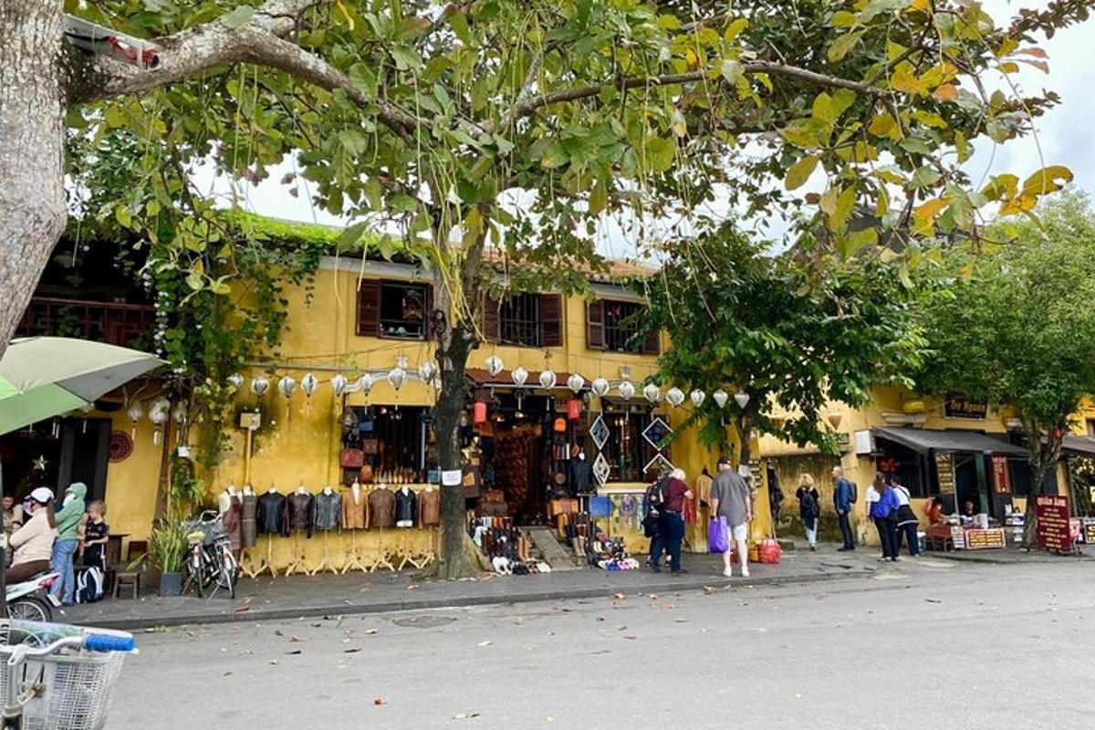 một nhóm người đứng bên ngoài một cửa hàng