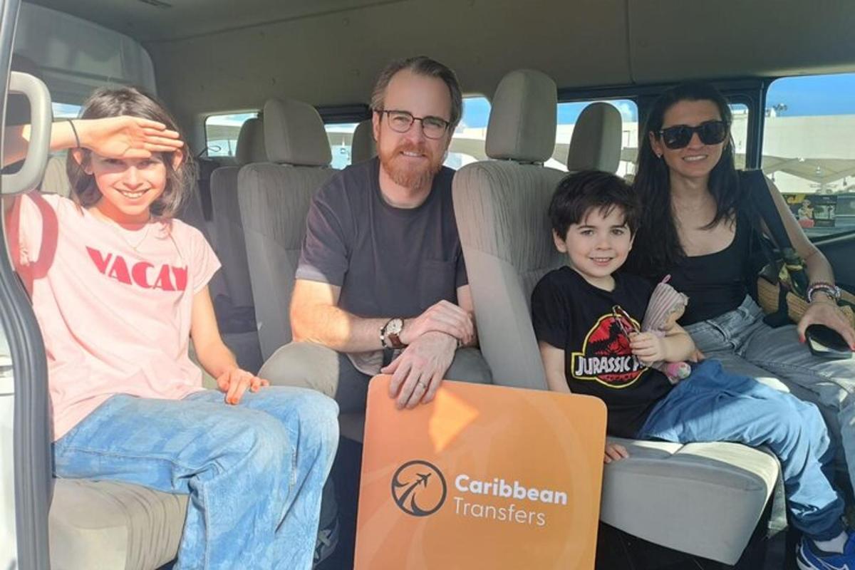 Un grupo de personas sentadas en la parte trasera de una camioneta