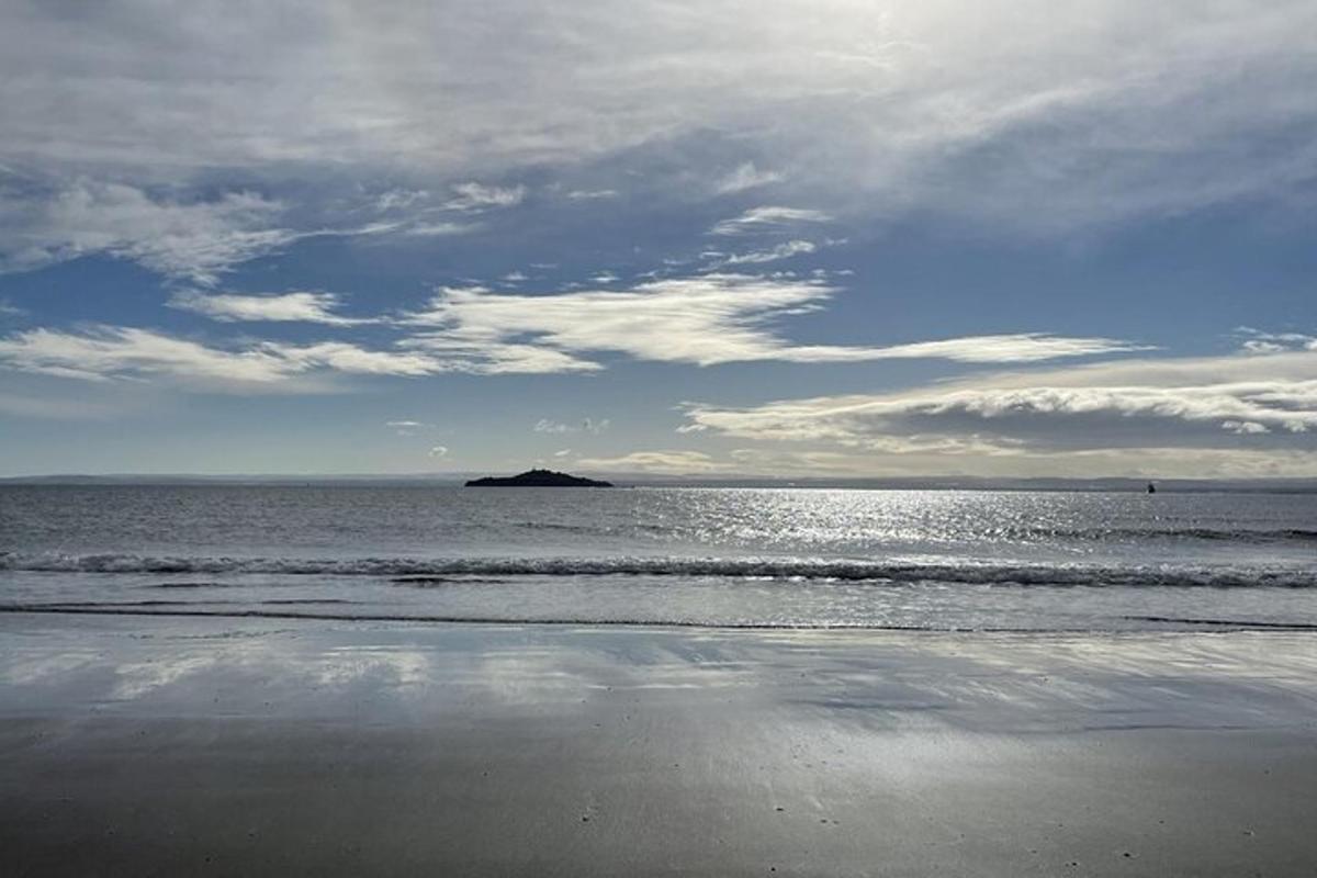 una spiaggia con un'isola nell'acqua