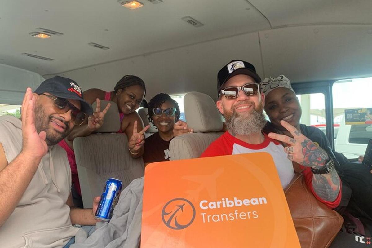 un grupo de personas sentadas en un autobús