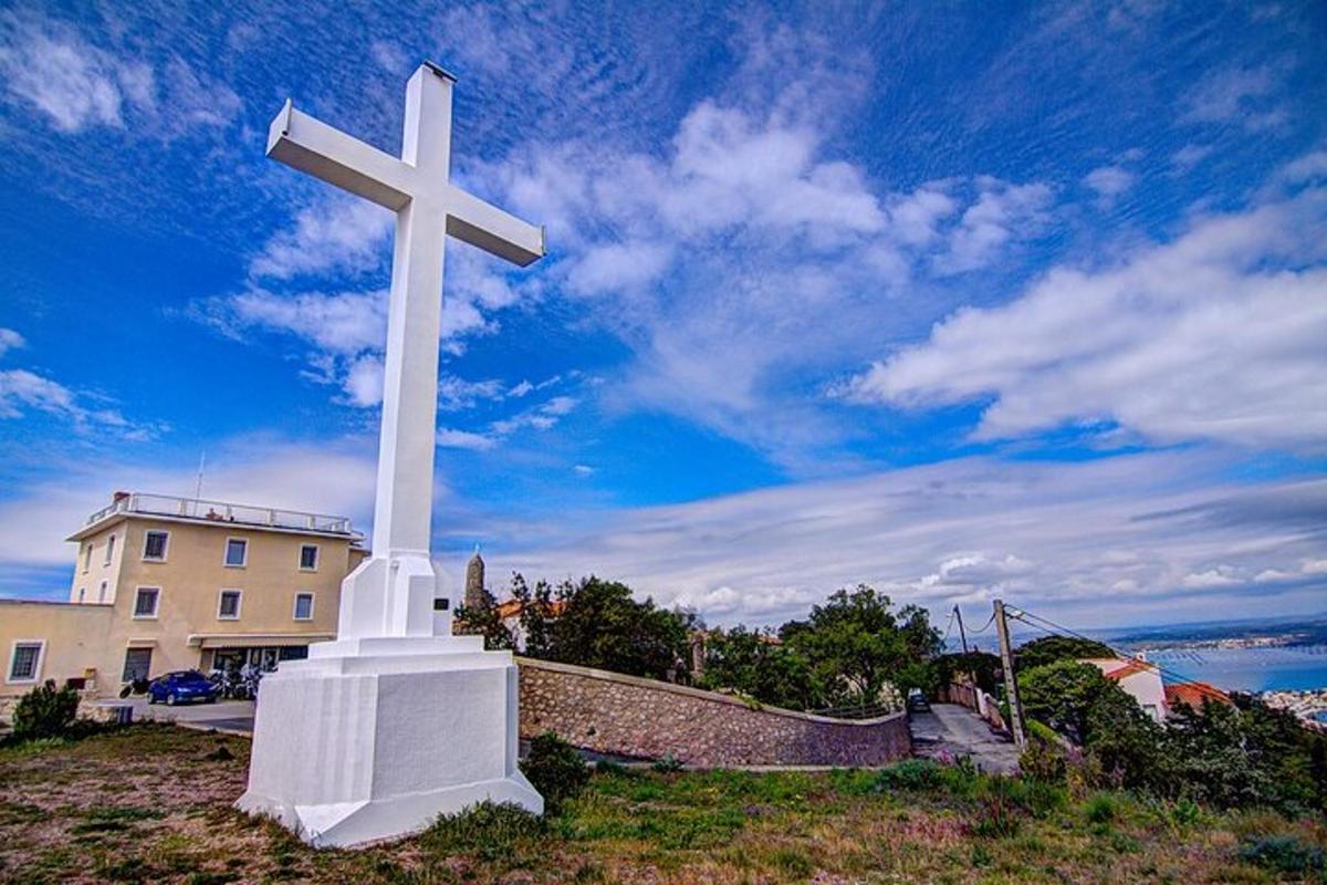 velký bílý kříž stojící na vrcholu pole