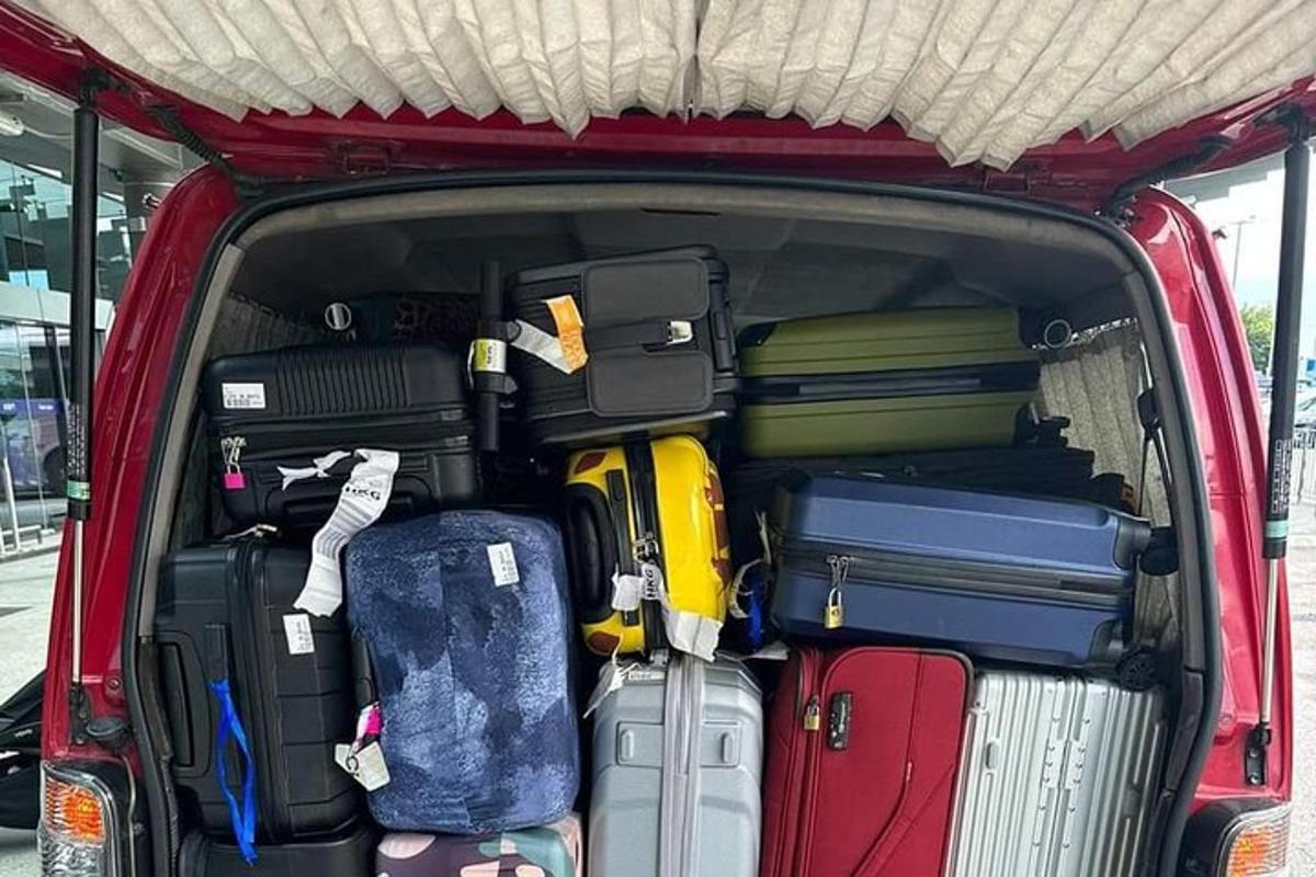 červené auto s kufrem plným zavazadel
