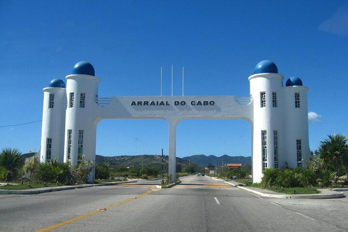 un arco in mezzo a una strada