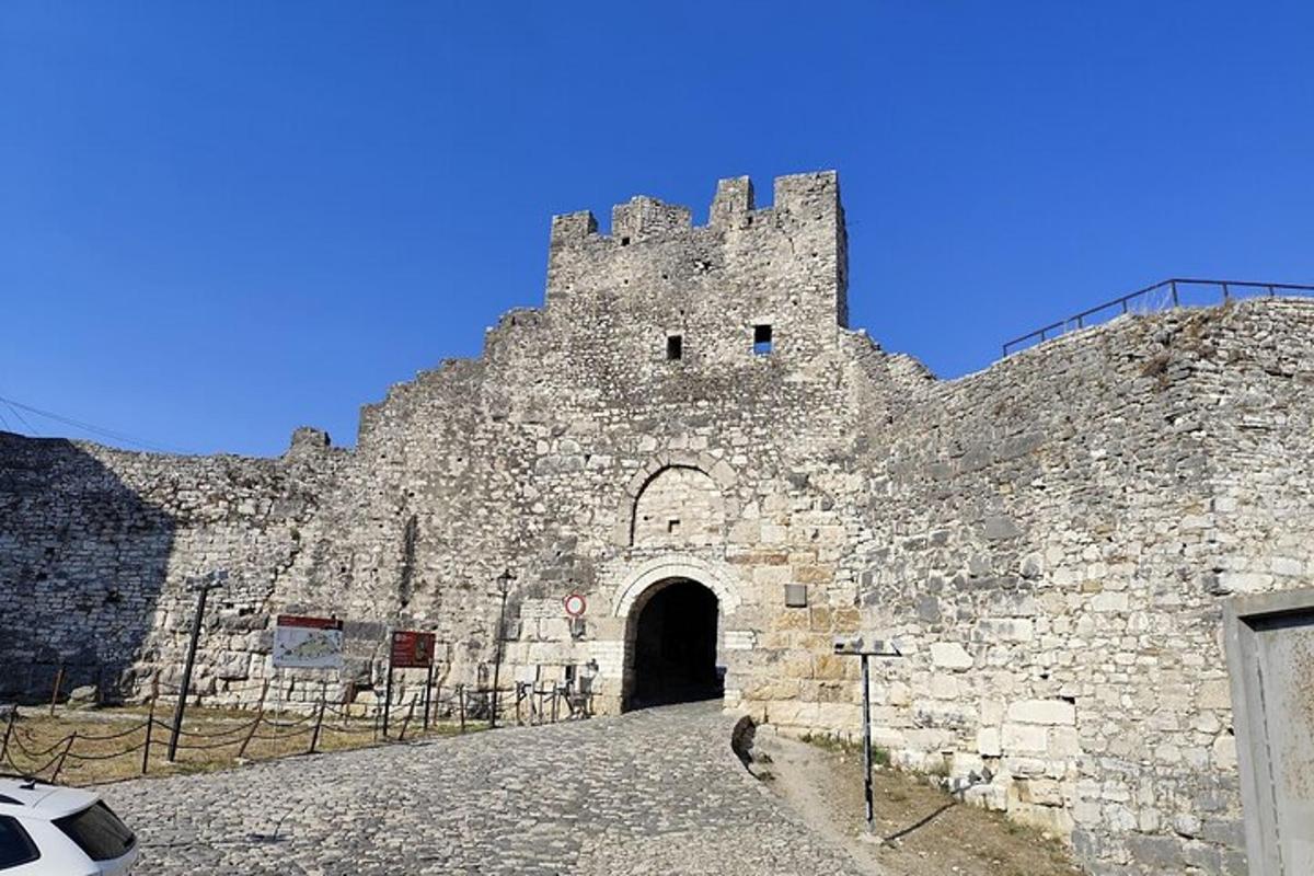 velký kamenný hrad s tunelem v něm