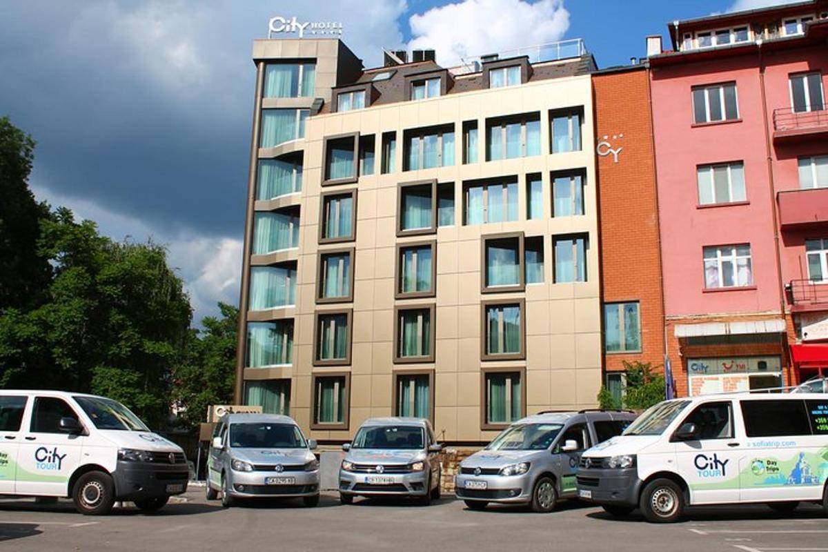 μια ομάδα αυτοκινήτων παρκαρισμένων μπροστά από ένα κτίριο