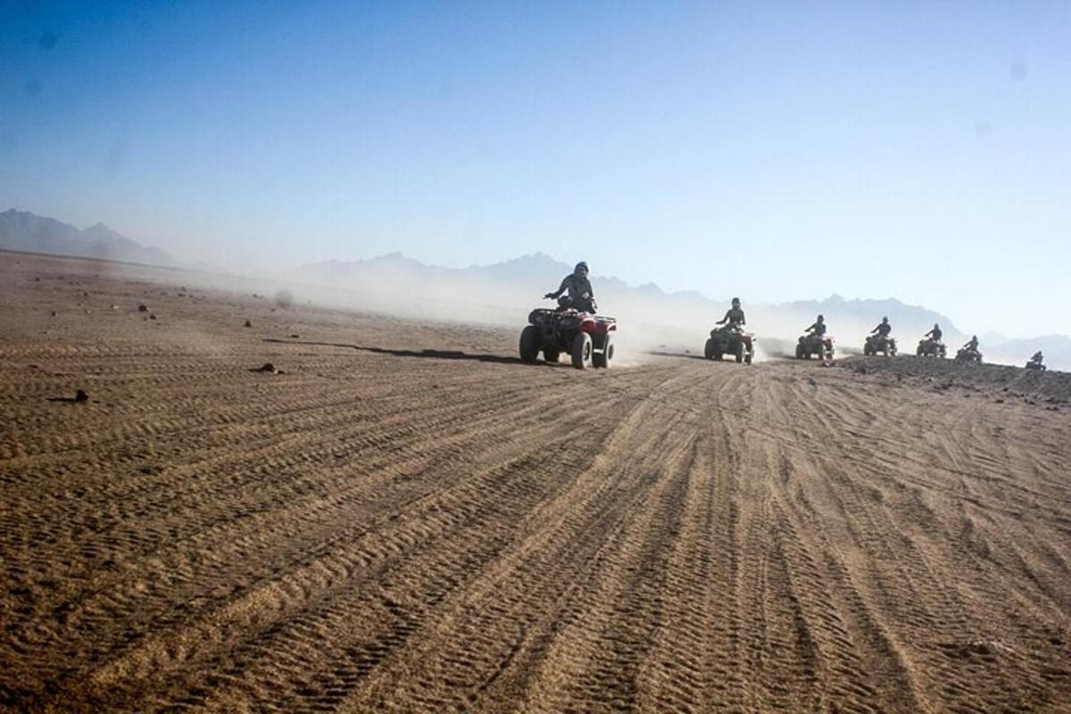 sekumpulan orang menunggang atv di jalan tanah