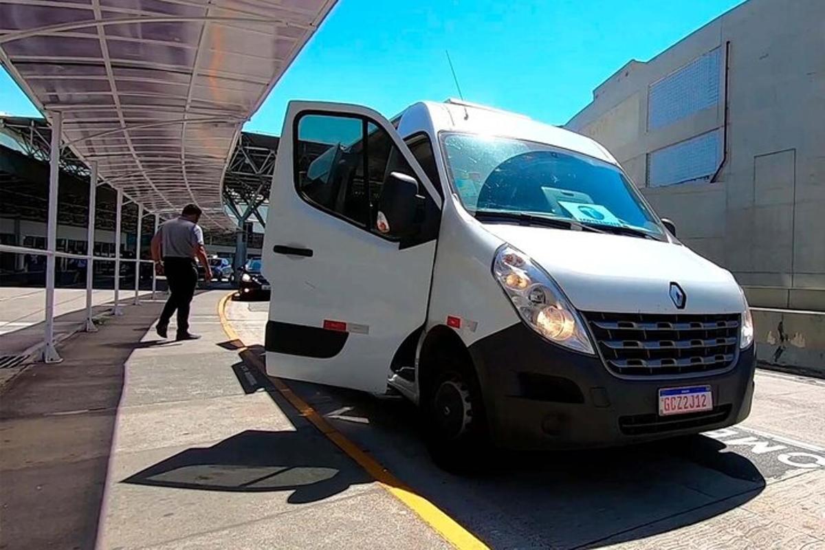 U čerpací stanice parkuje bílý nákladní vůz