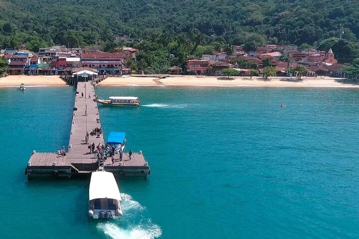 una barca su un molo in acqua vicino a una spiaggia