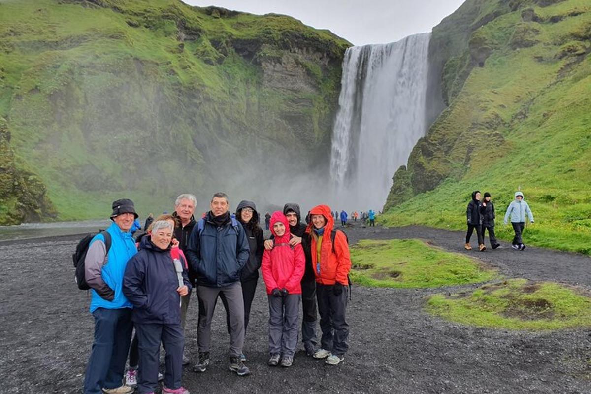 un gruppo di persone in piedi davanti a una cascata