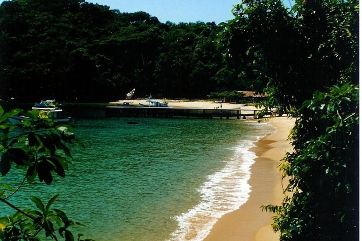egy strand, ahol egy csónak van a vízben