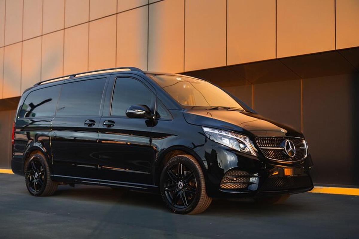 Una camioneta Mercedes Benz negra estacionada junto a un edificio