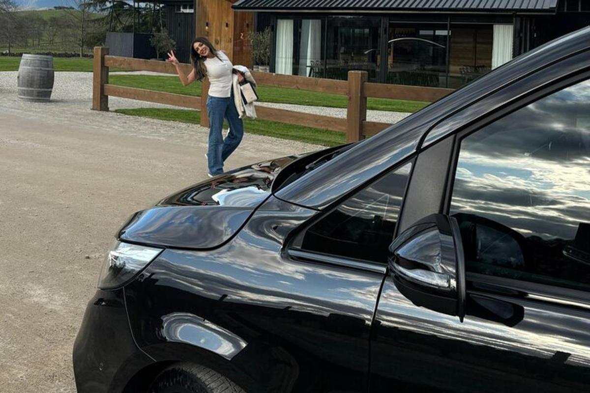 seorang wanita berdiri di sebelah kereta