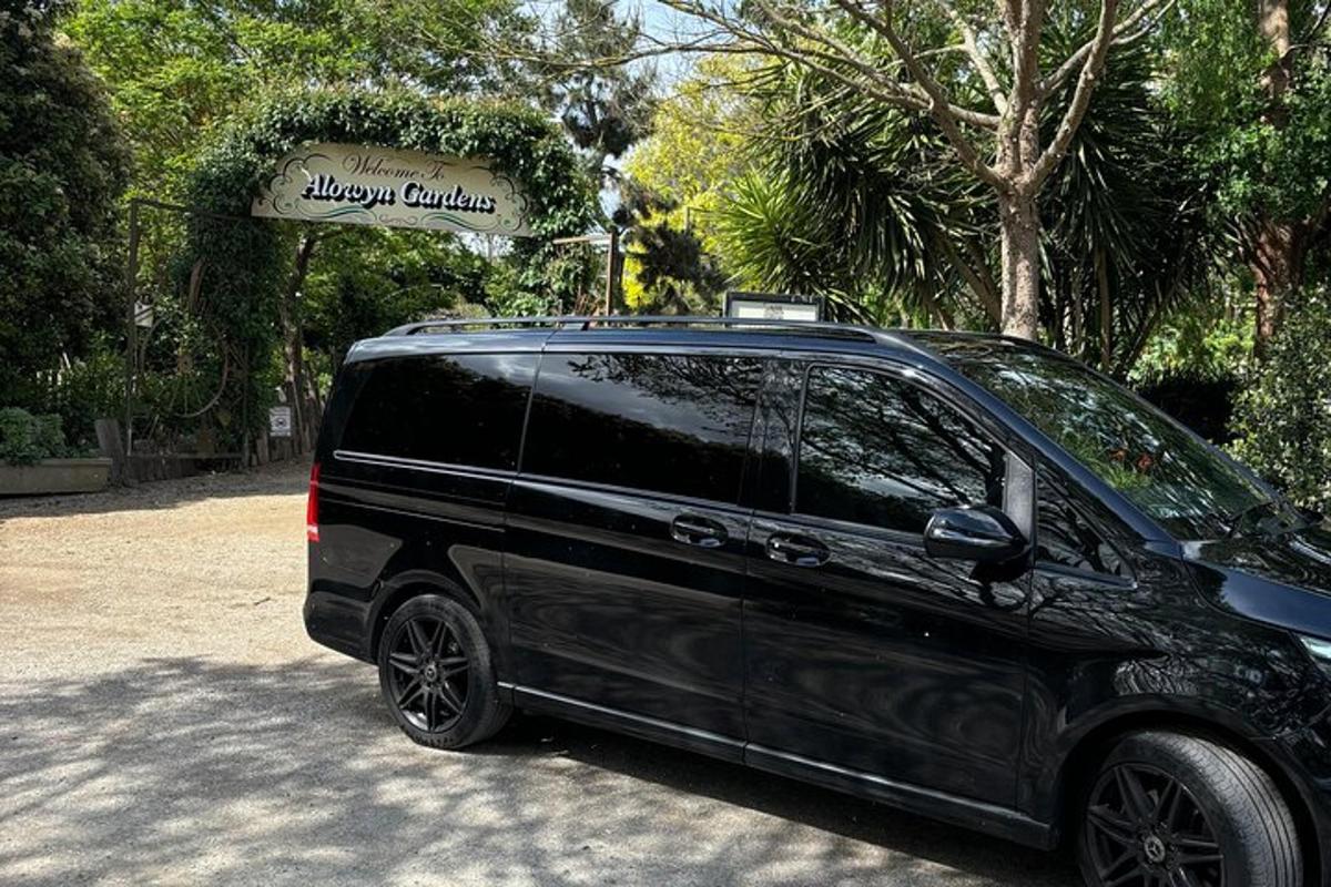 sebuah van hitam diletakkan di hadapan jalan masuk