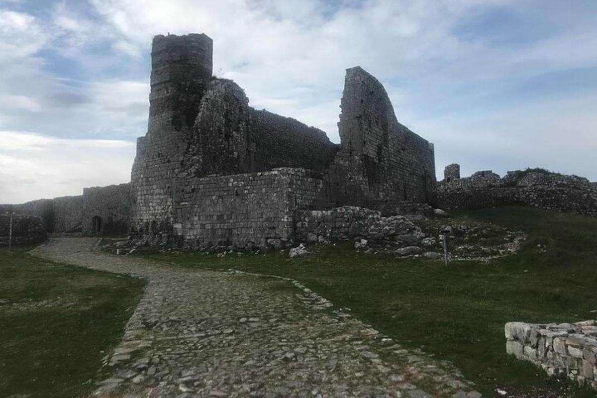 stará kamenná budova na vrcholu kopce
